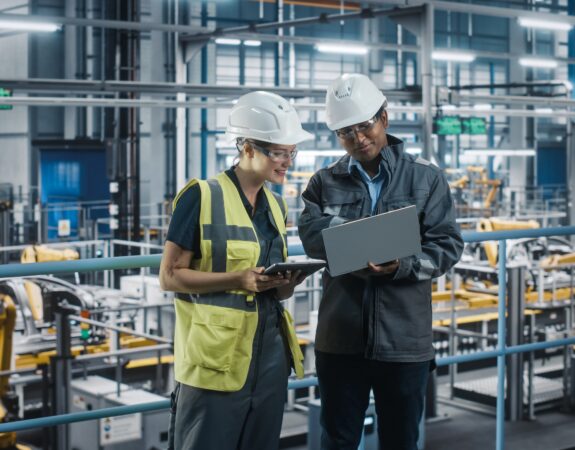 Réunion d’experts discutant de solutions IA et intégration IBM Maximo pour la maintenance industrielle intelligente