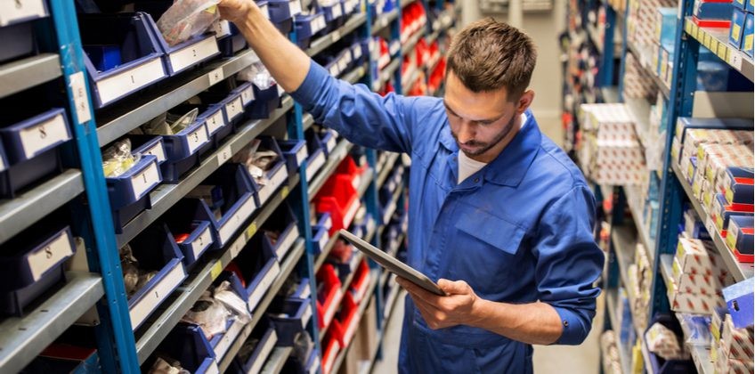 Réunion d’experts discutant de solutions IA et intégration IBM Maximo pour la maintenance industrielle intelligente