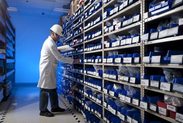 Réunion d’experts discutant de solutions IA et intégration IBM Maximo pour la maintenance industrielle intelligente
